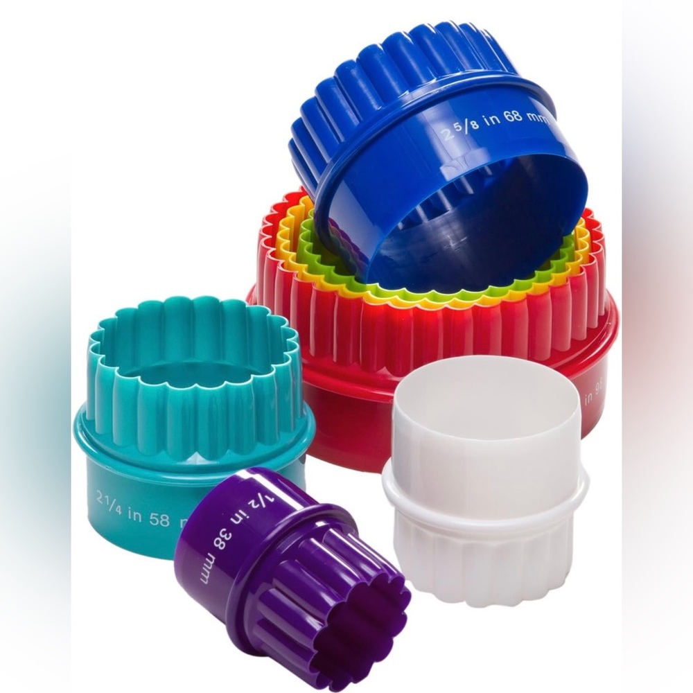 NWT Progressive International Biscuit/cookies Set of 7  Cutters, Multicolor 1 Pk